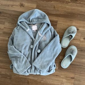 LIKE NEW VICTORIA SECRET ROBE/SLIPPER SET